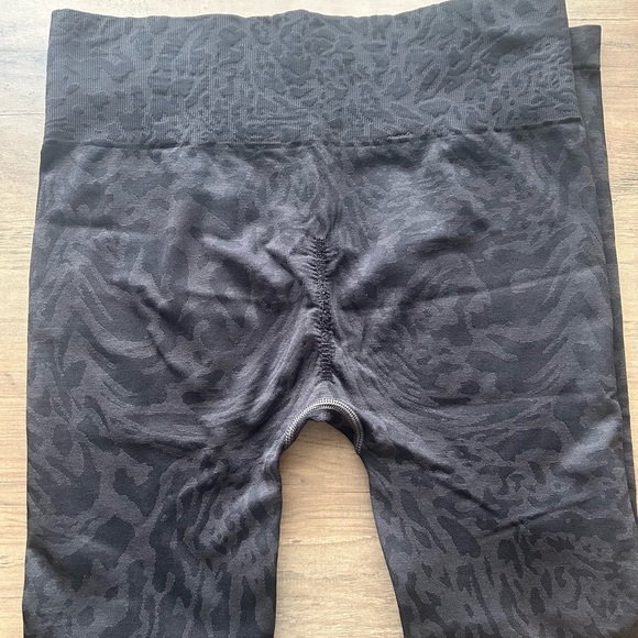 Gymshark Leopard Patterned Leggings - Picture 3 of 5